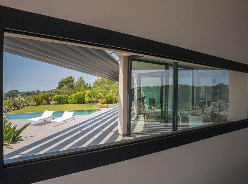 A Spacious Contemporary Home with Beautiful Panoramic Views in Toulon, France by Vincent Coste (19)