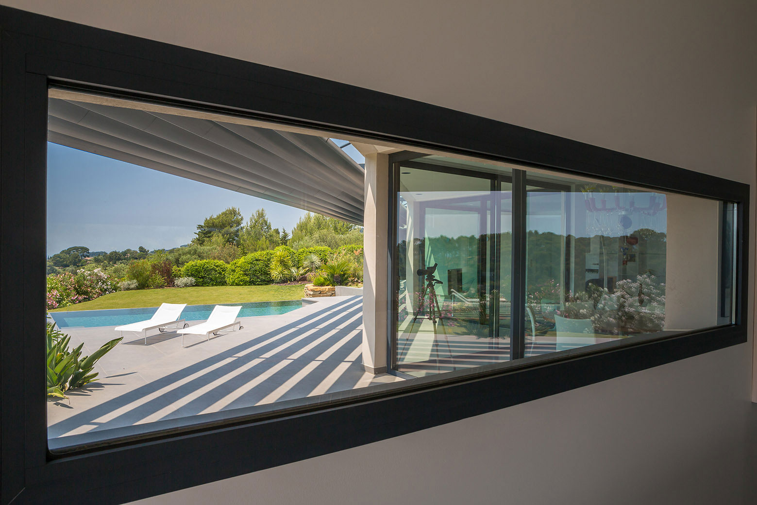 A Spacious Contemporary Home with Beautiful Panoramic Views in Toulon, France by Vincent Coste (19)