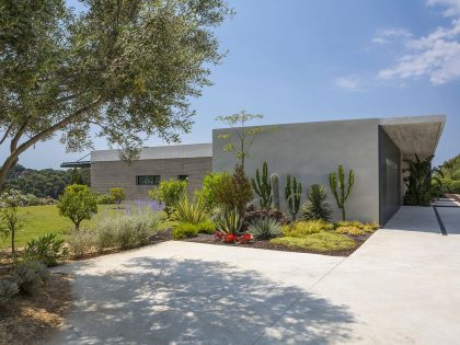 A Spacious Contemporary Home with Beautiful Panoramic Views in Toulon, France by Vincent Coste (2)