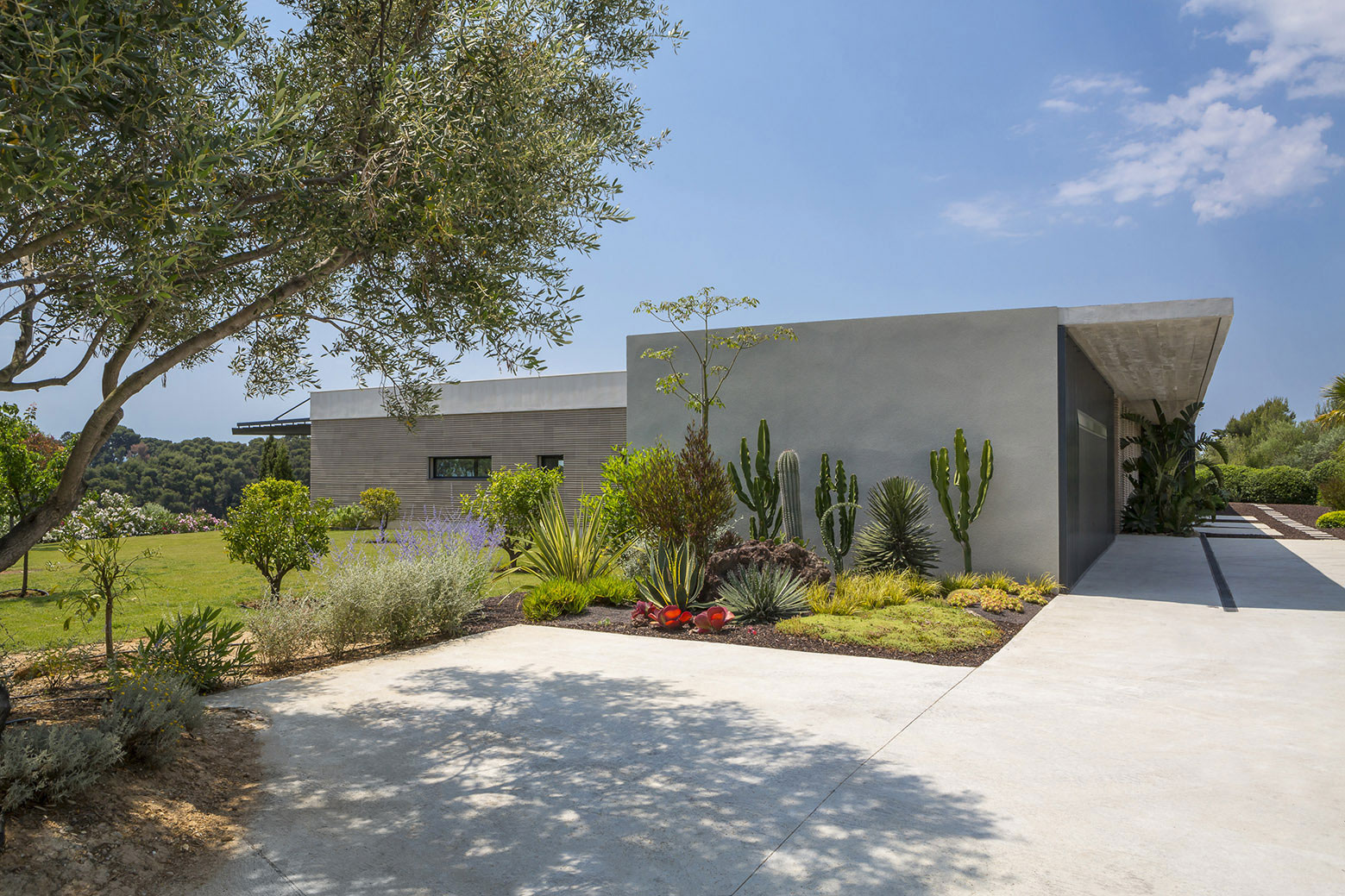 A Spacious Contemporary Home with Beautiful Panoramic Views in Toulon, France by Vincent Coste (2)