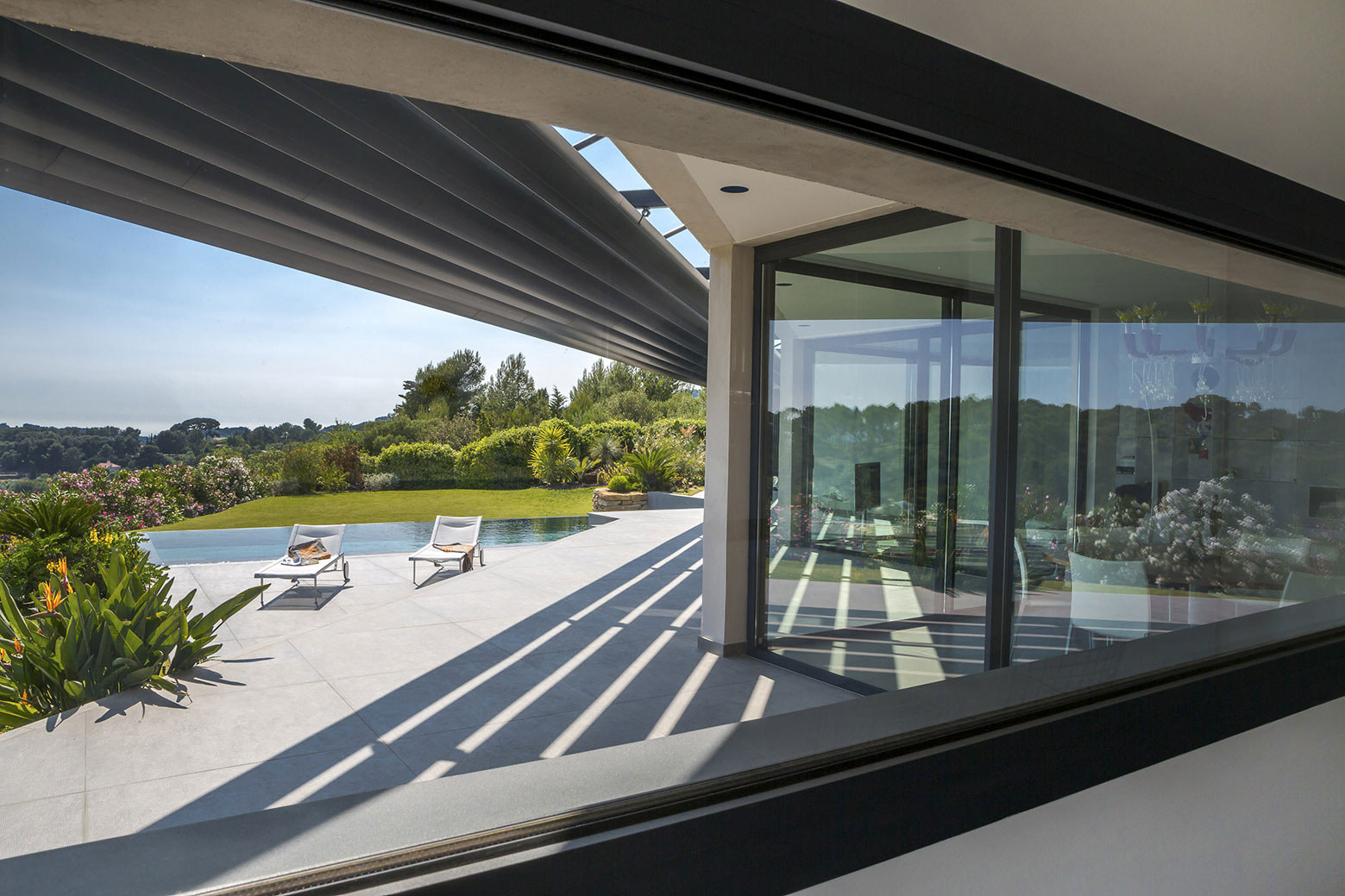 A Spacious Contemporary Home with Beautiful Panoramic Views in Toulon, France by Vincent Coste (20)