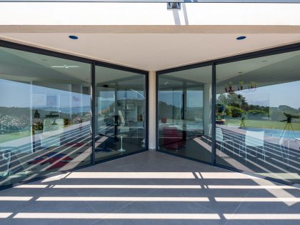 A Spacious Contemporary Home with Beautiful Panoramic Views in Toulon, France by Vincent Coste (21)