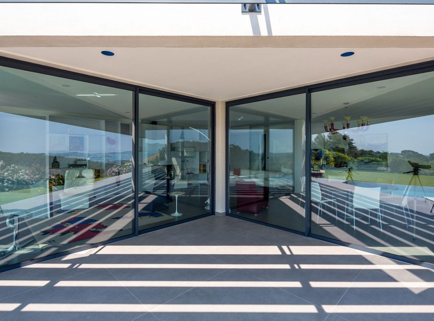A Spacious Contemporary Home with Beautiful Panoramic Views in Toulon, France by Vincent Coste (21)