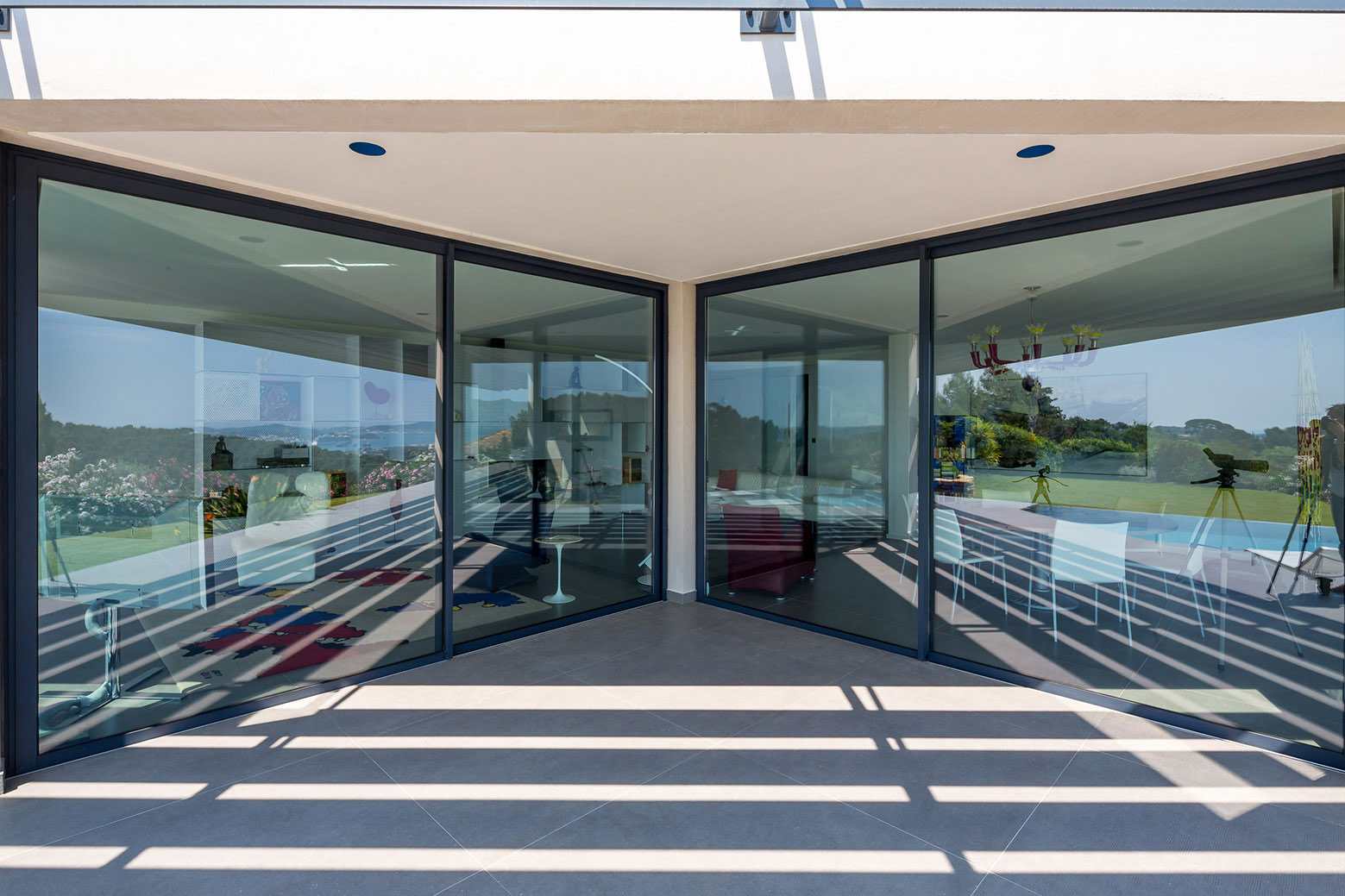 A Spacious Contemporary Home with Beautiful Panoramic Views in Toulon, France by Vincent Coste (21)