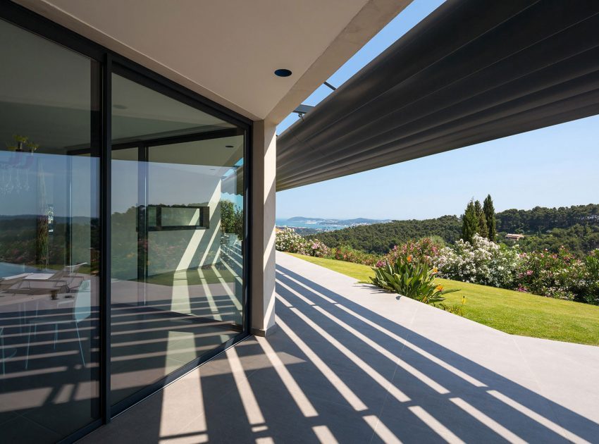 A Spacious Contemporary Home with Beautiful Panoramic Views in Toulon, France by Vincent Coste (22)