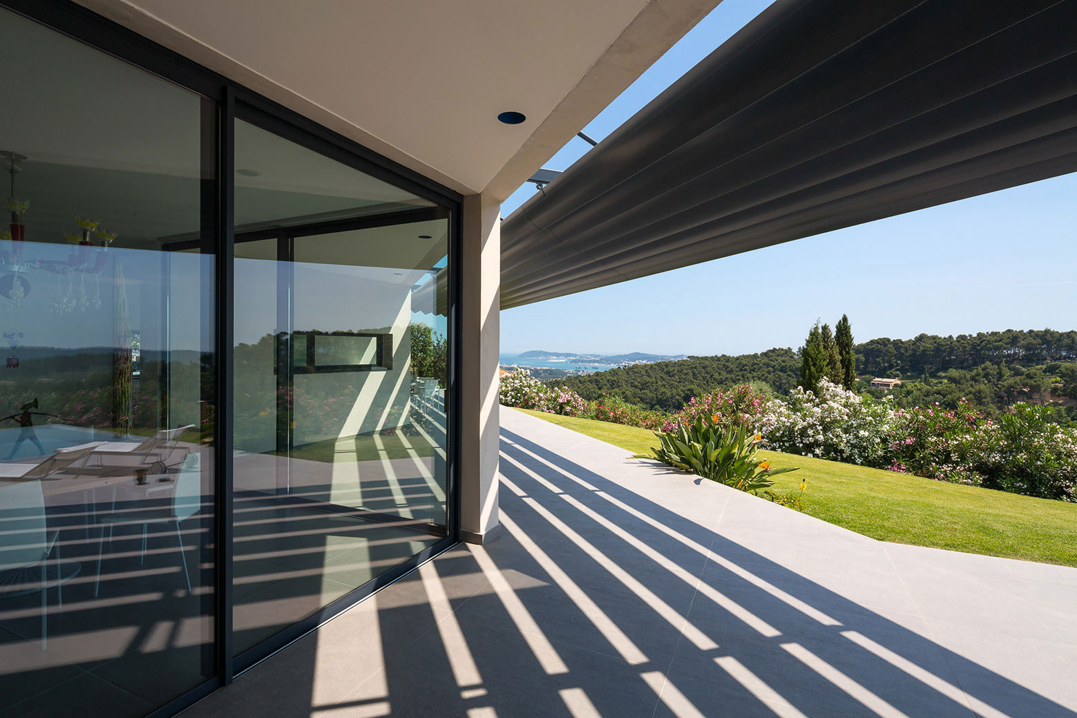 A Spacious Contemporary Home with Beautiful Panoramic Views in Toulon, France by Vincent Coste (22)