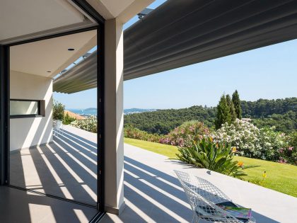 A Spacious Contemporary Home with Beautiful Panoramic Views in Toulon, France by Vincent Coste (23)