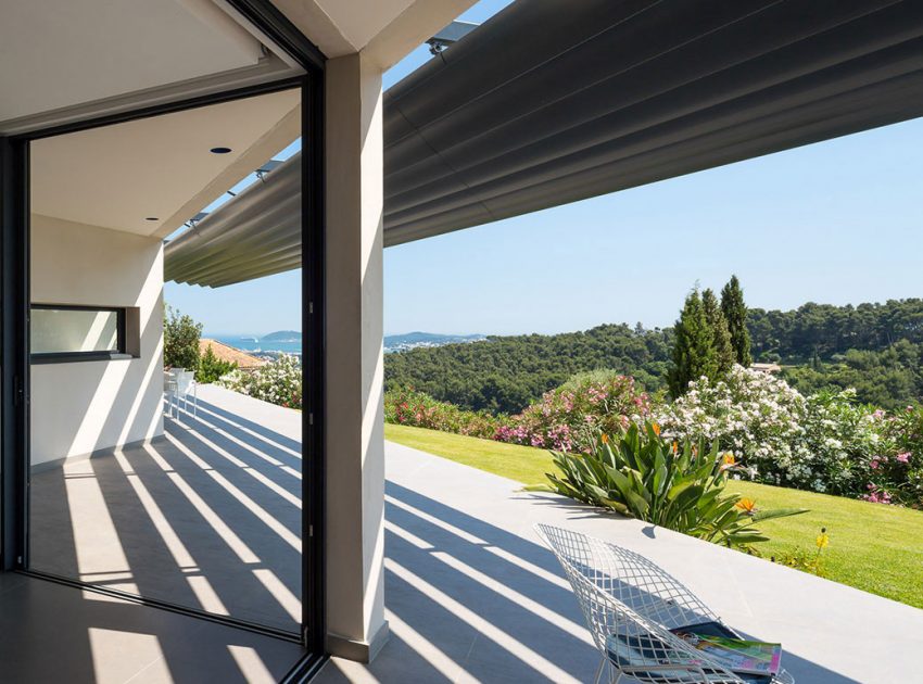 A Spacious Contemporary Home with Beautiful Panoramic Views in Toulon, France by Vincent Coste (23)