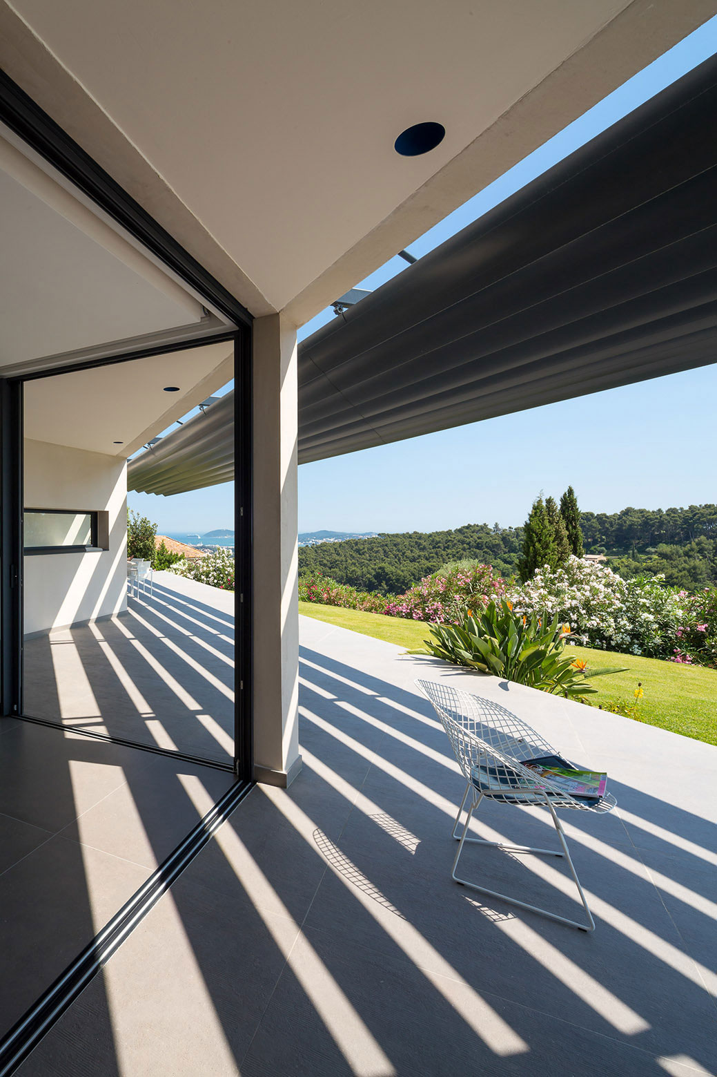 A Spacious Contemporary Home with Beautiful Panoramic Views in Toulon, France by Vincent Coste (23)