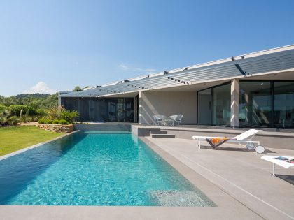 A Spacious Contemporary Home with Beautiful Panoramic Views in Toulon, France by Vincent Coste (24)