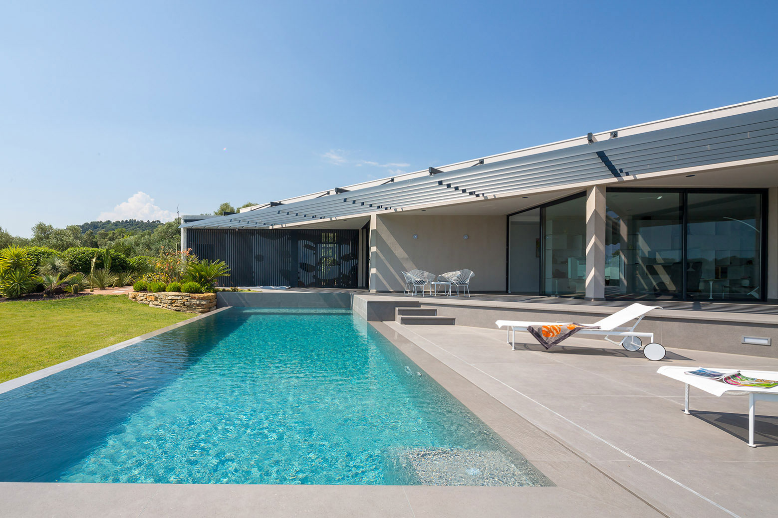 A Spacious Contemporary Home with Beautiful Panoramic Views in Toulon, France by Vincent Coste (24)