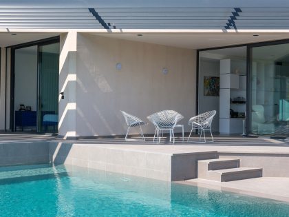 A Spacious Contemporary Home with Beautiful Panoramic Views in Toulon, France by Vincent Coste (25)