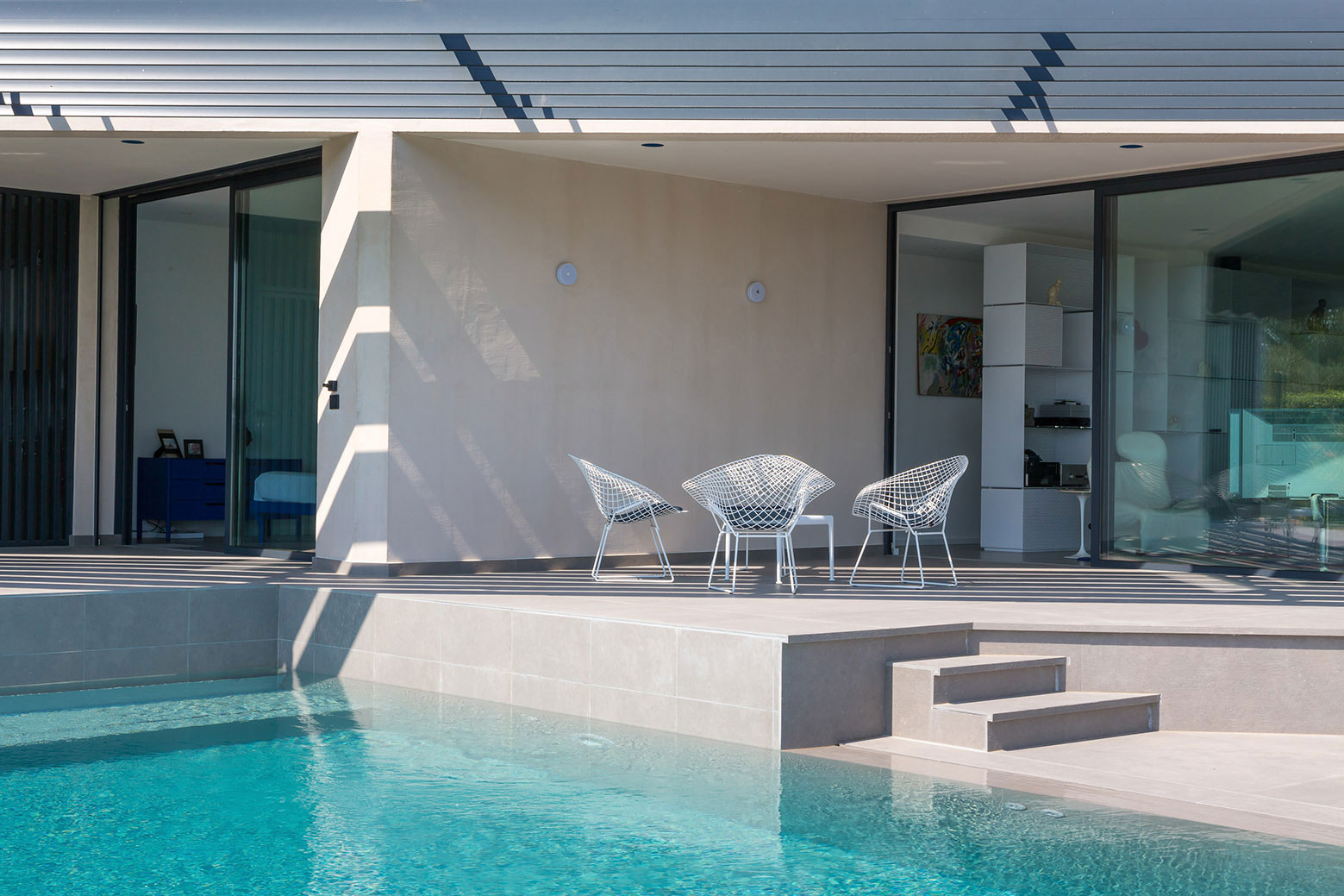A Spacious Contemporary Home with Beautiful Panoramic Views in Toulon, France by Vincent Coste (25)