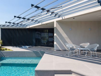 A Spacious Contemporary Home with Beautiful Panoramic Views in Toulon, France by Vincent Coste (26)