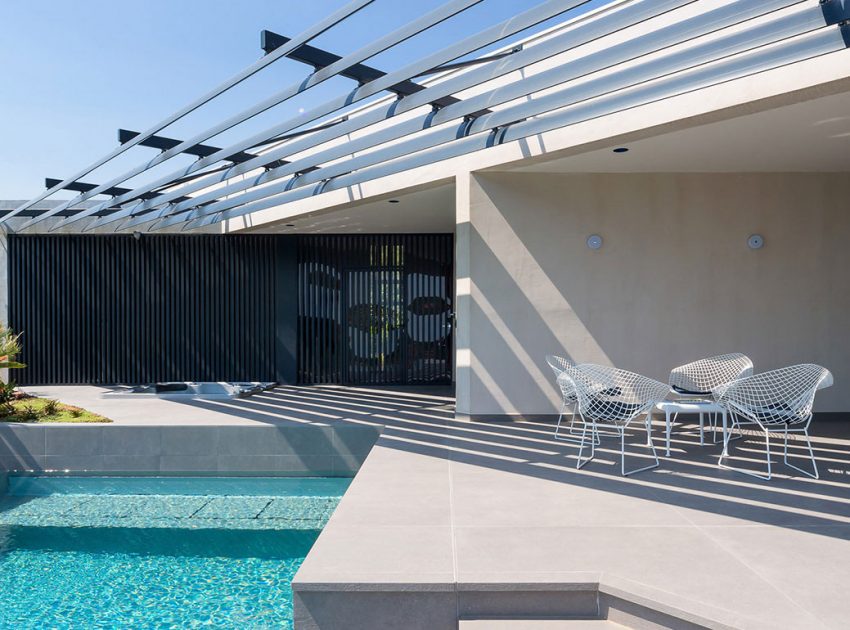 A Spacious Contemporary Home with Beautiful Panoramic Views in Toulon, France by Vincent Coste (26)