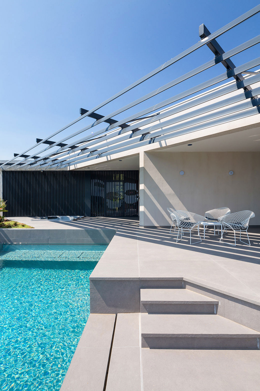 A Spacious Contemporary Home with Beautiful Panoramic Views in Toulon, France by Vincent Coste (26)