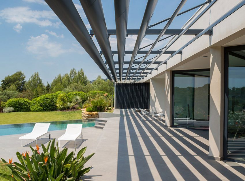 A Spacious Contemporary Home with Beautiful Panoramic Views in Toulon, France by Vincent Coste (27)