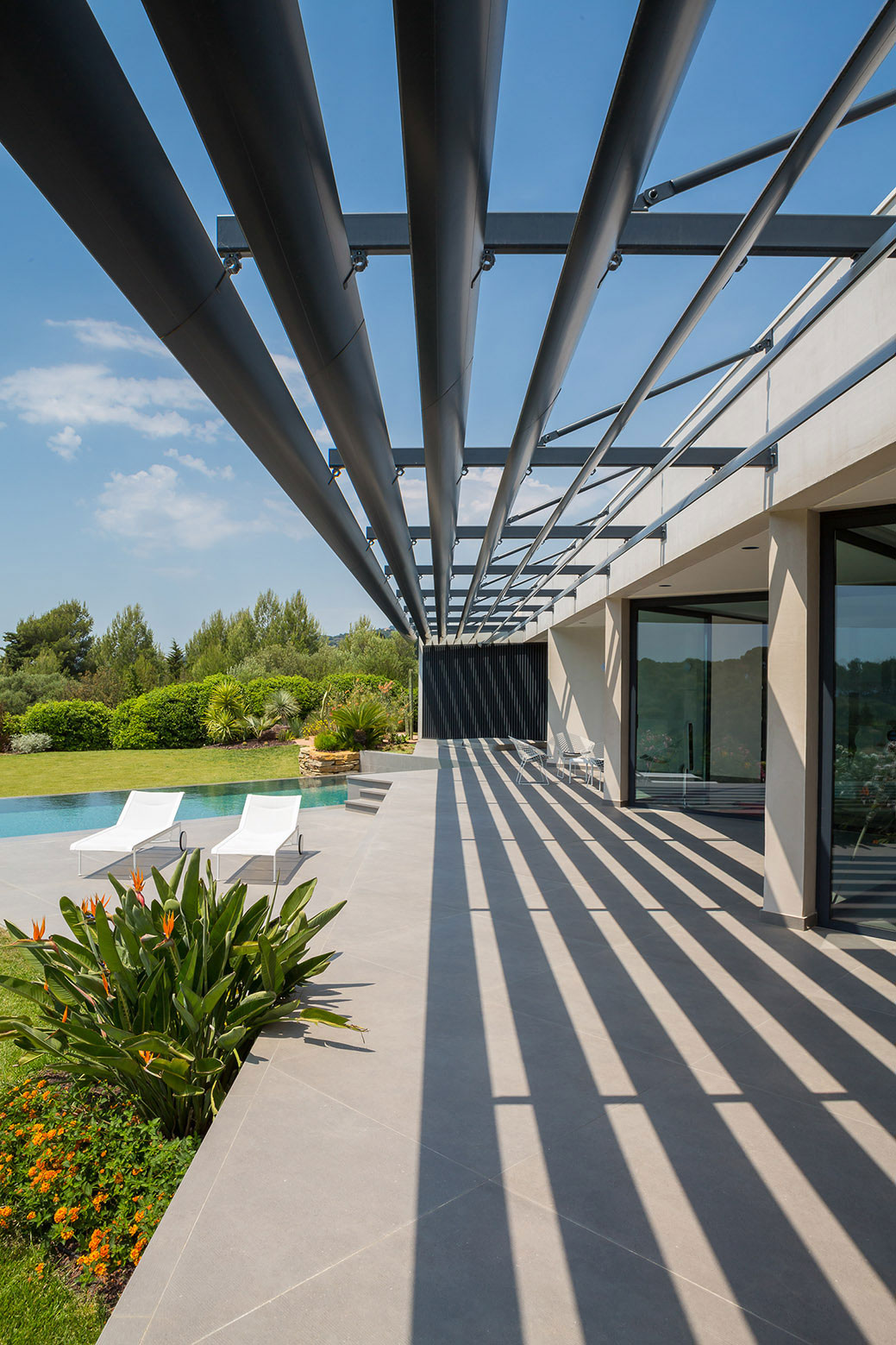 A Spacious Contemporary Home with Beautiful Panoramic Views in Toulon, France by Vincent Coste (27)