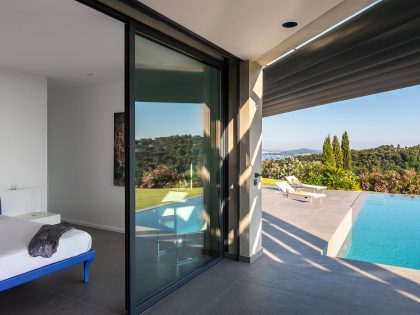 A Spacious Contemporary Home with Beautiful Panoramic Views in Toulon, France by Vincent Coste (29)