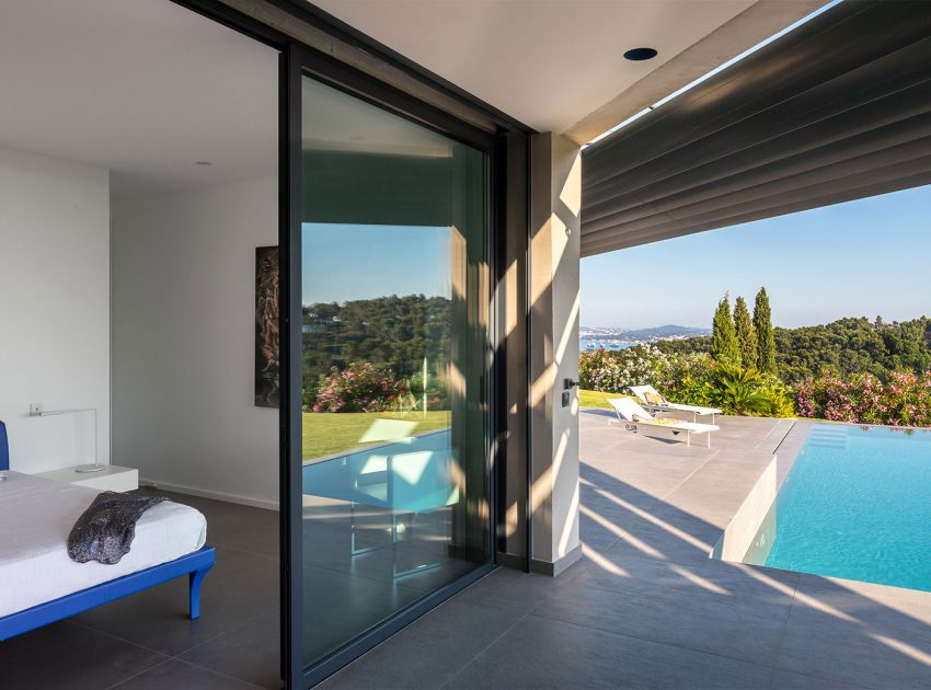 A Spacious Contemporary Home with Beautiful Panoramic Views in Toulon, France by Vincent Coste (29)