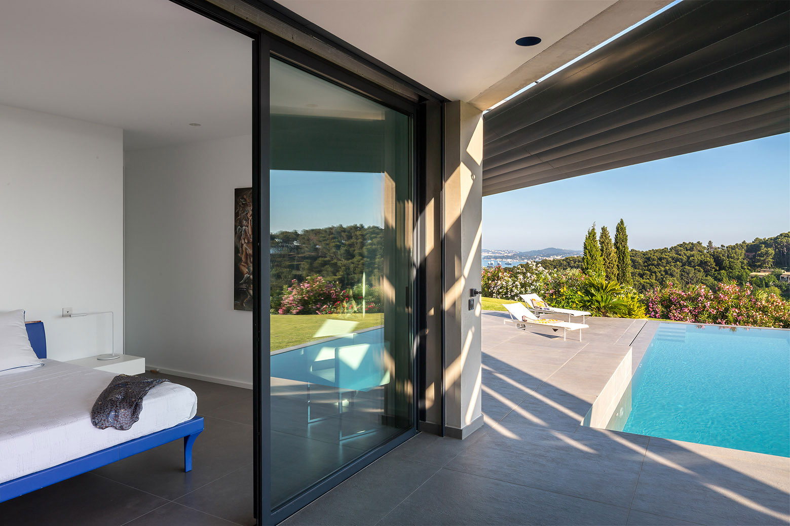 A Spacious Contemporary Home with Beautiful Panoramic Views in Toulon, France by Vincent Coste (29)