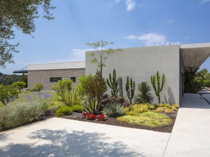 A Spacious Contemporary Home with Beautiful Panoramic Views in Toulon, France by Vincent Coste (3)