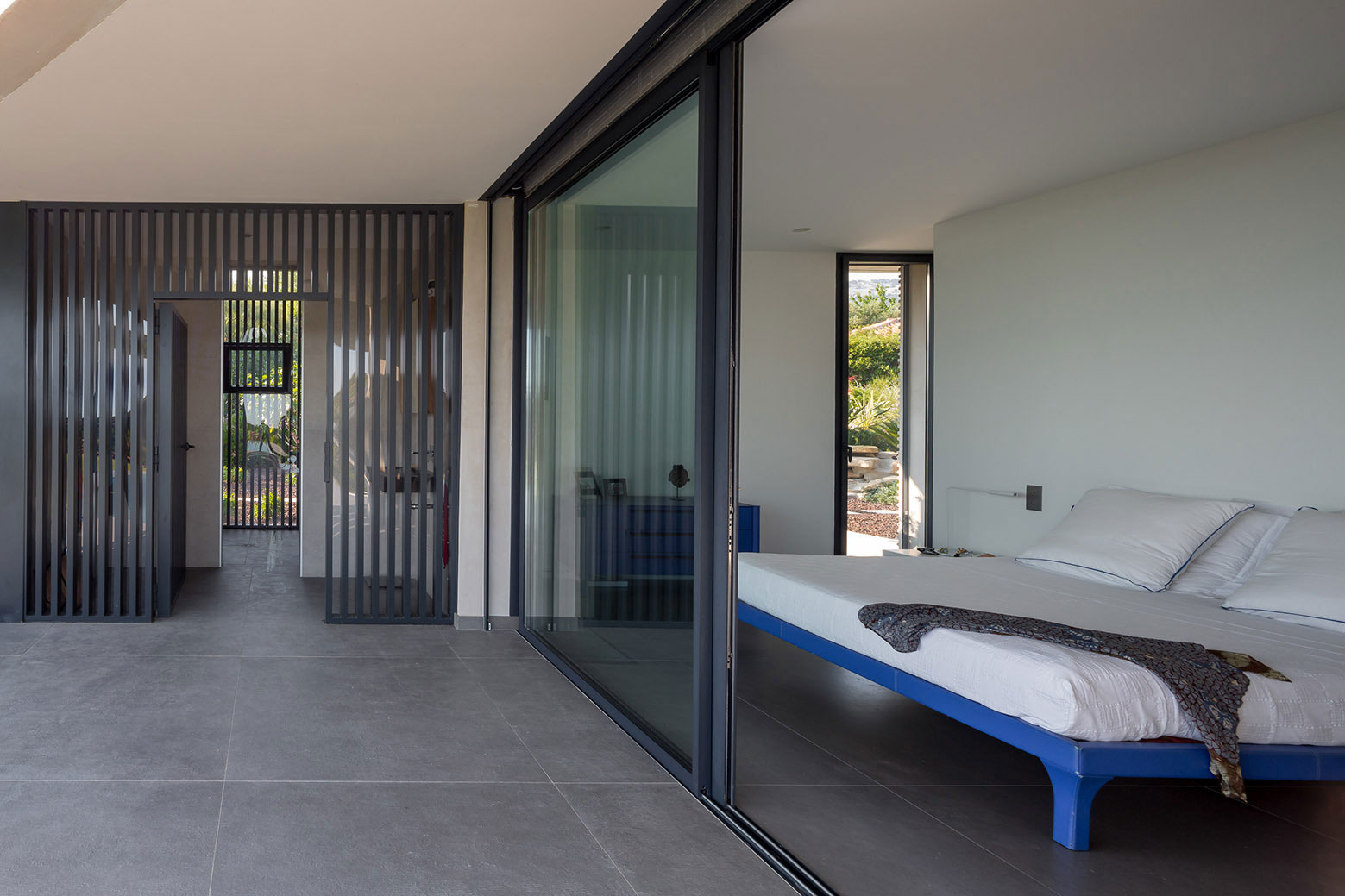 A Spacious Contemporary Home with Beautiful Panoramic Views in Toulon, France by Vincent Coste (30)
