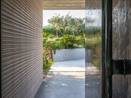 A Spacious Contemporary Home with Beautiful Panoramic Views in Toulon, France by Vincent Coste (32)