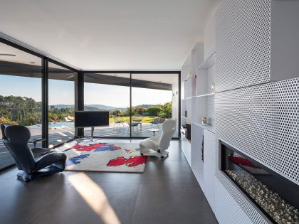A Spacious Contemporary Home with Beautiful Panoramic Views in Toulon, France by Vincent Coste (33)