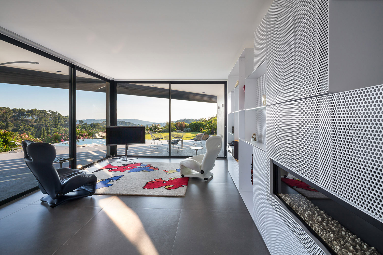 A Spacious Contemporary Home with Beautiful Panoramic Views in Toulon, France by Vincent Coste (33)