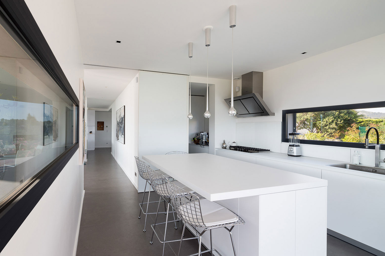 A Spacious Contemporary Home with Beautiful Panoramic Views in Toulon, France by Vincent Coste (34)