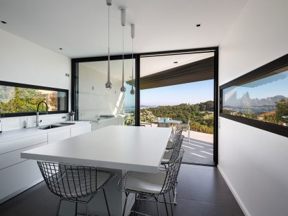 A Spacious Contemporary Home with Beautiful Panoramic Views in Toulon, France by Vincent Coste (35)