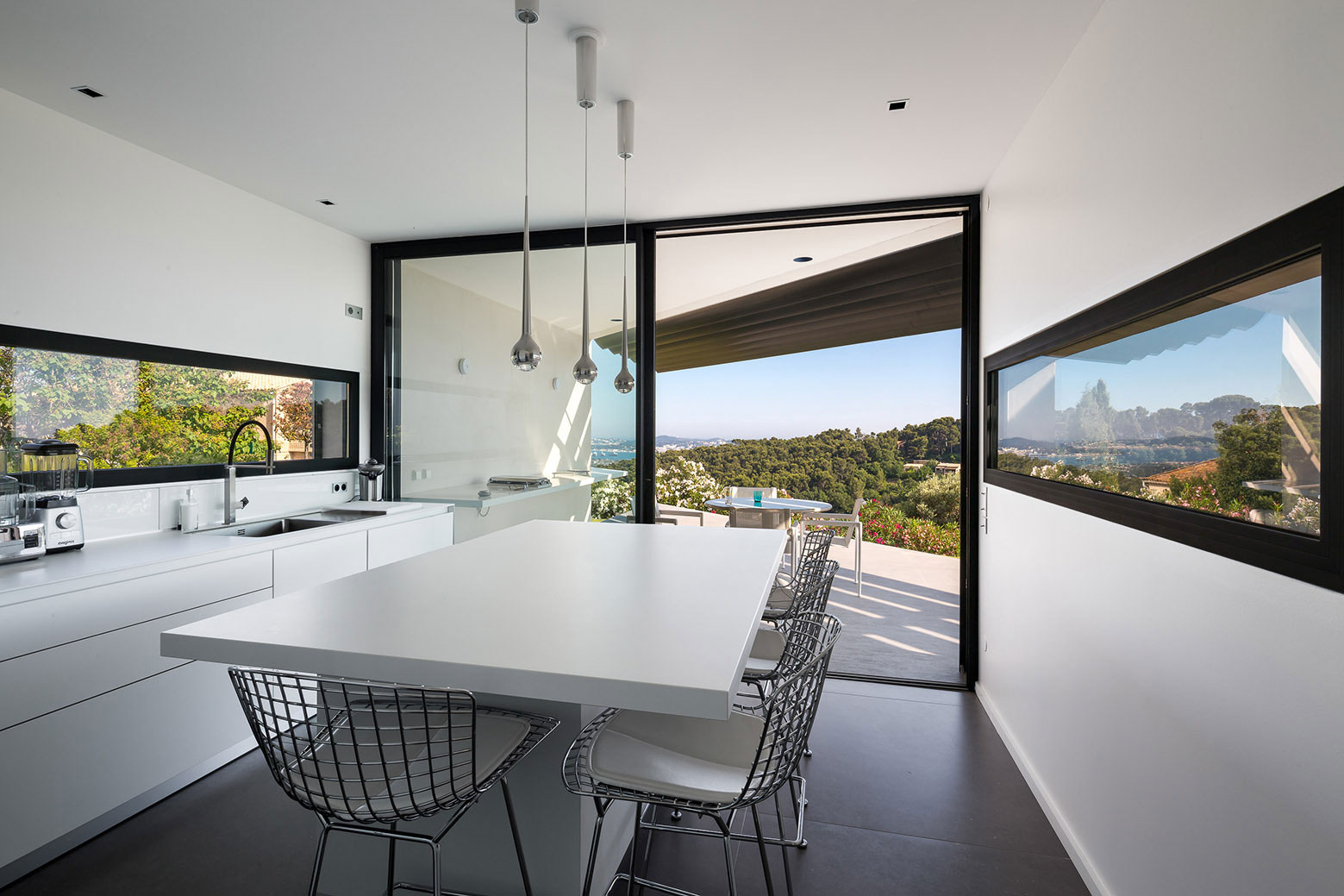 A Spacious Contemporary Home with Beautiful Panoramic Views in Toulon, France by Vincent Coste (35)