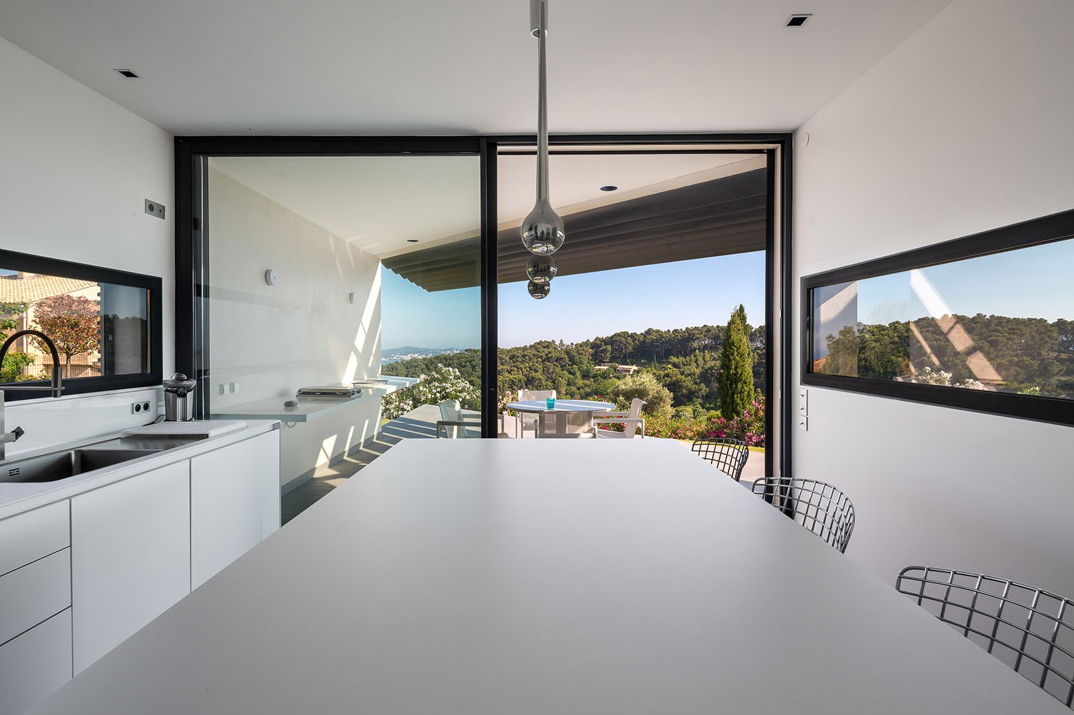 A Spacious Contemporary Home with Beautiful Panoramic Views in Toulon, France by Vincent Coste (36)