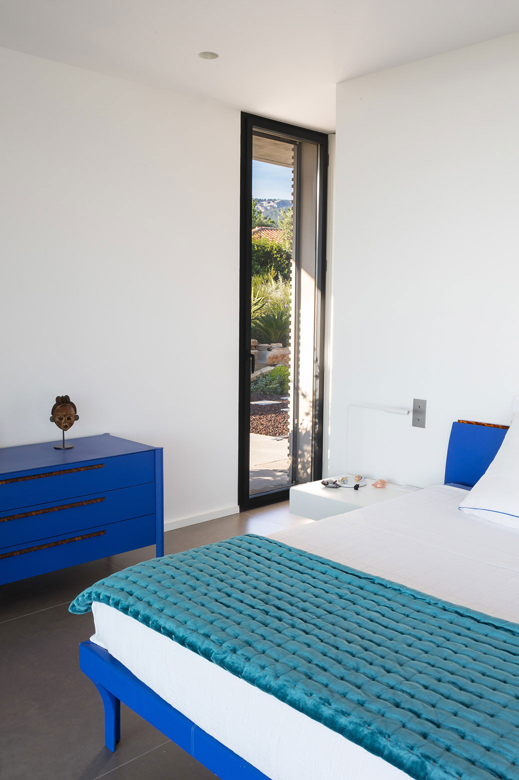 A Spacious Contemporary Home with Beautiful Panoramic Views in Toulon, France by Vincent Coste (37)