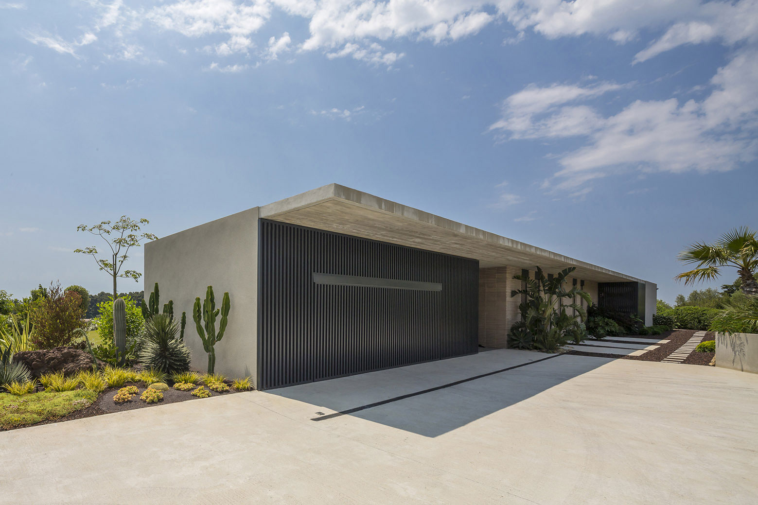 A Spacious Contemporary Home with Beautiful Panoramic Views in Toulon, France by Vincent Coste (5)