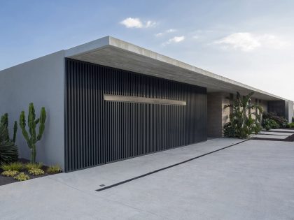 A Spacious Contemporary Home with Beautiful Panoramic Views in Toulon, France by Vincent Coste (6)