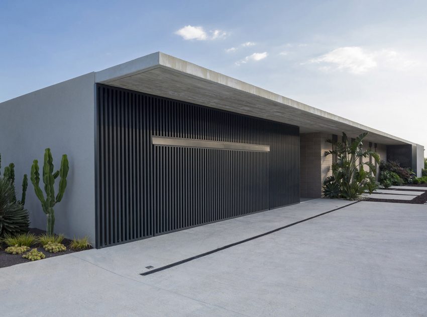 A Spacious Contemporary Home with Beautiful Panoramic Views in Toulon, France by Vincent Coste (6)