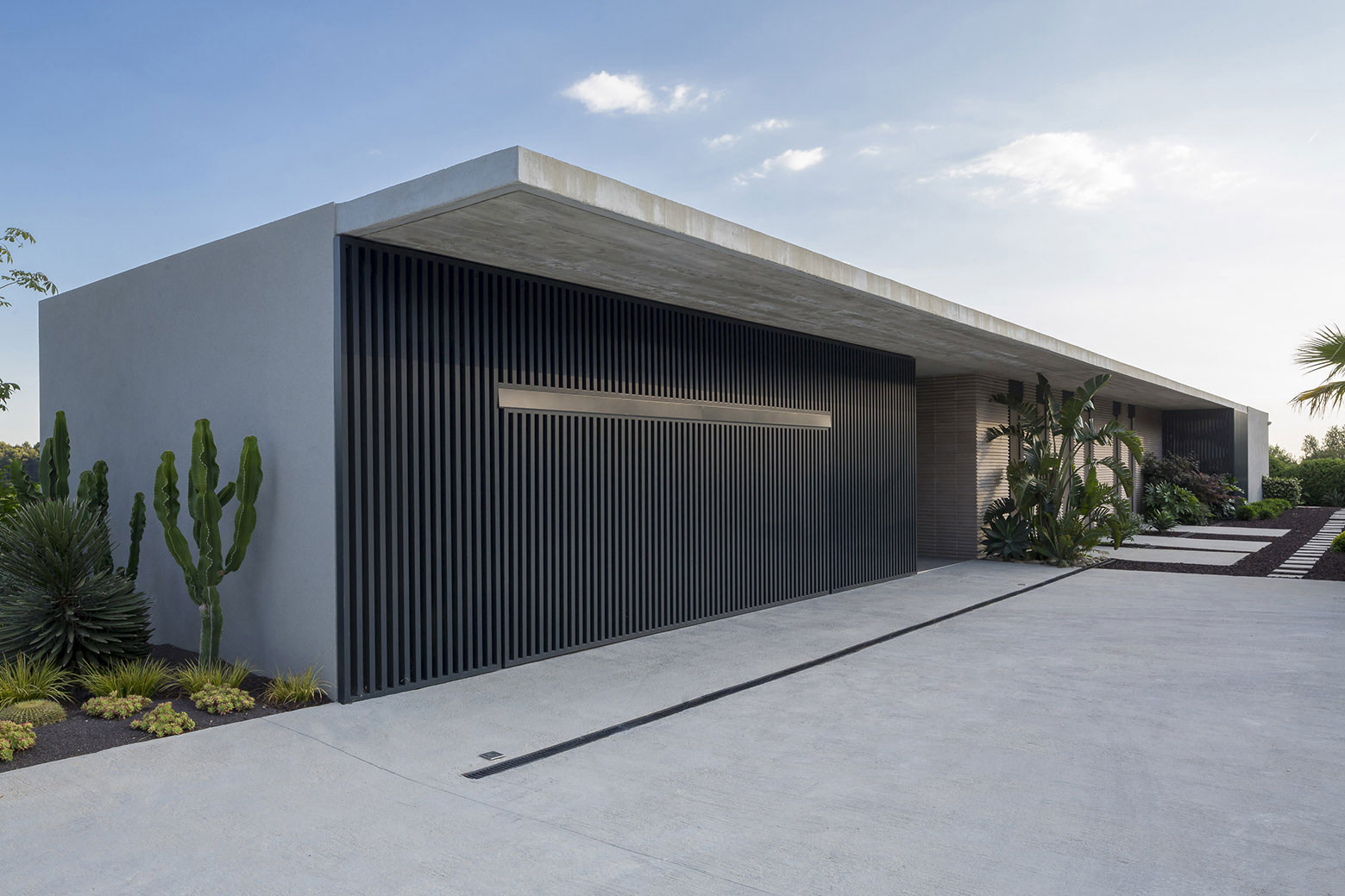 A Spacious Contemporary Home with Beautiful Panoramic Views in Toulon, France by Vincent Coste (6)