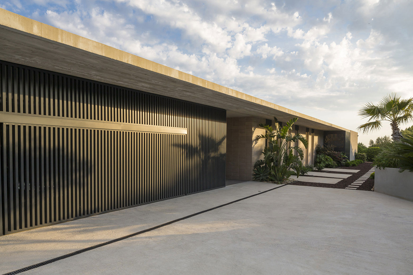 A Spacious Contemporary Home with Beautiful Panoramic Views in Toulon, France by Vincent Coste (7)