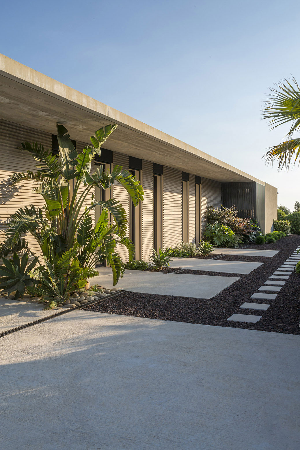 A Spacious Contemporary Home with Beautiful Panoramic Views in Toulon, France by Vincent Coste (9)