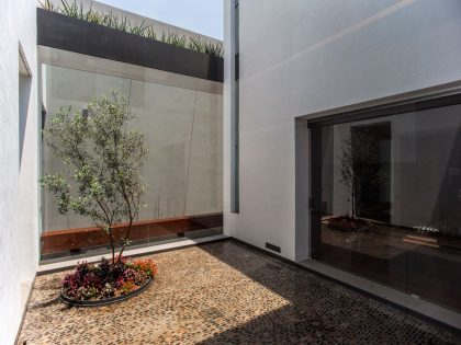 A Spacious Contemporary Home with Elegant Interiors in Zapopan by Almazán Arquitectos Asociados (10)