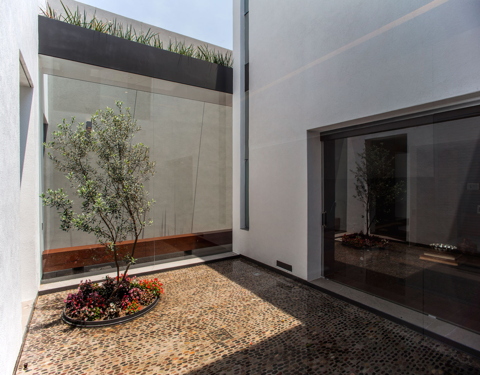 A Spacious Contemporary Home with Elegant Interiors in Zapopan by Almazán Arquitectos Asociados (10)