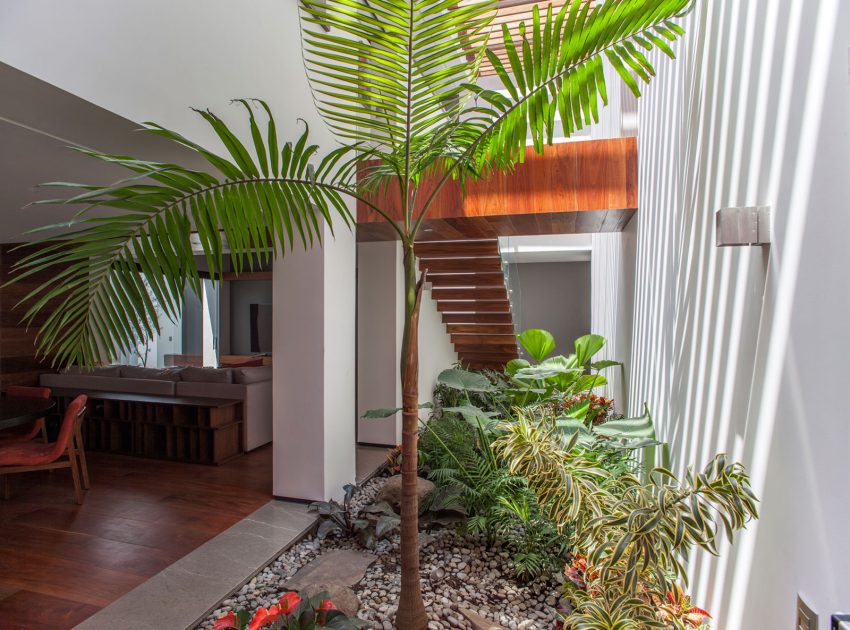 A Spacious Contemporary Home with Elegant Interiors in Zapopan by Almazán Arquitectos Asociados (11)