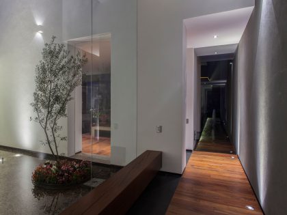 A Spacious Contemporary Home with Elegant Interiors in Zapopan by Almazán Arquitectos Asociados (13)