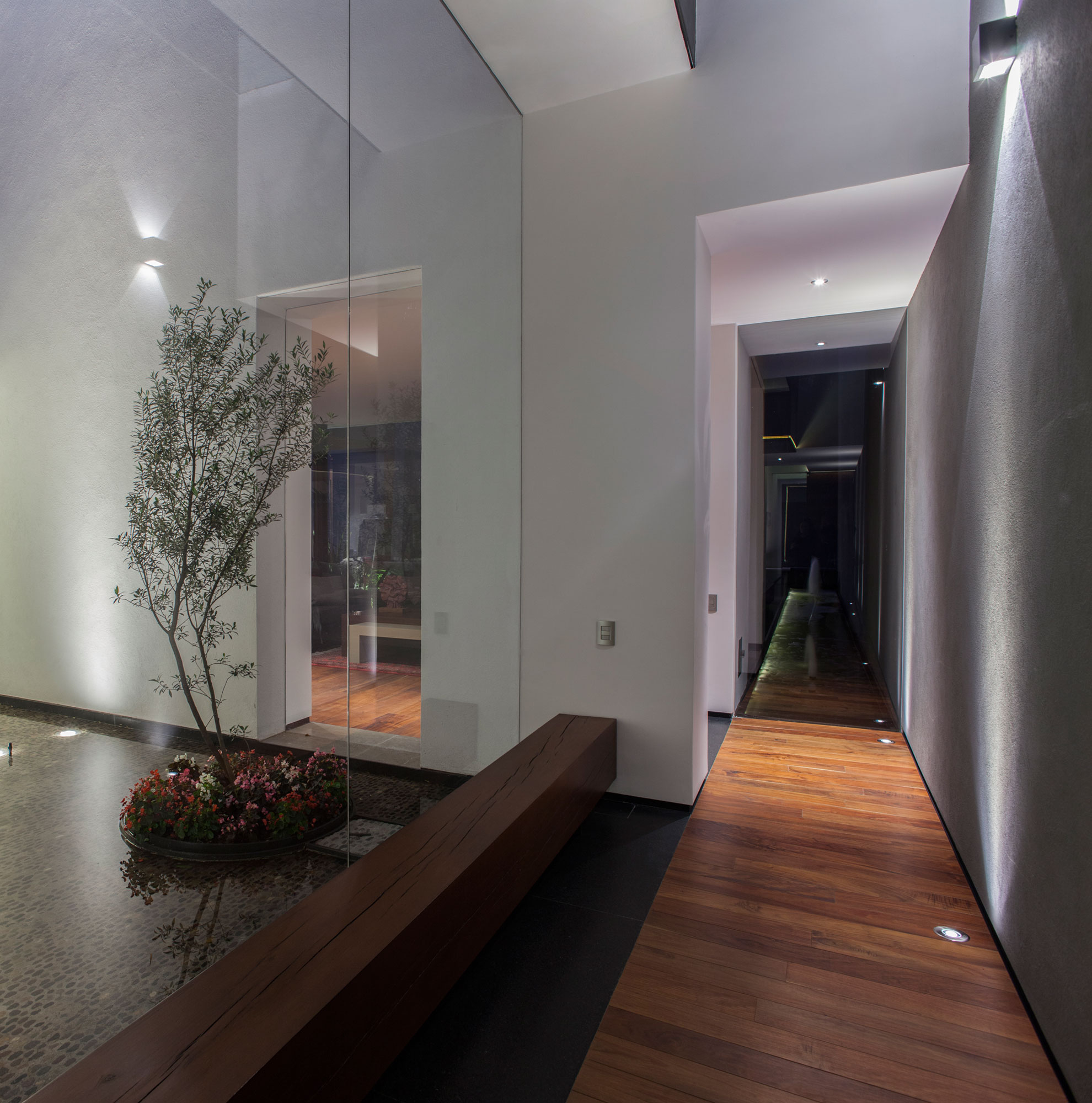 A Spacious Contemporary Home with Elegant Interiors in Zapopan by Almazán Arquitectos Asociados (13)