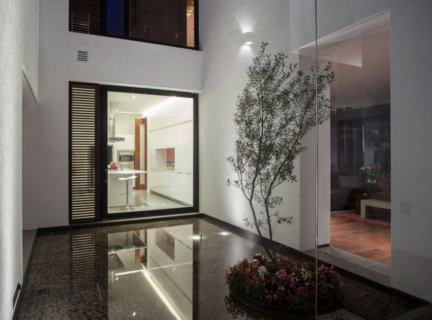 A Spacious Contemporary Home with Elegant Interiors in Zapopan by Almazán Arquitectos Asociados (14)