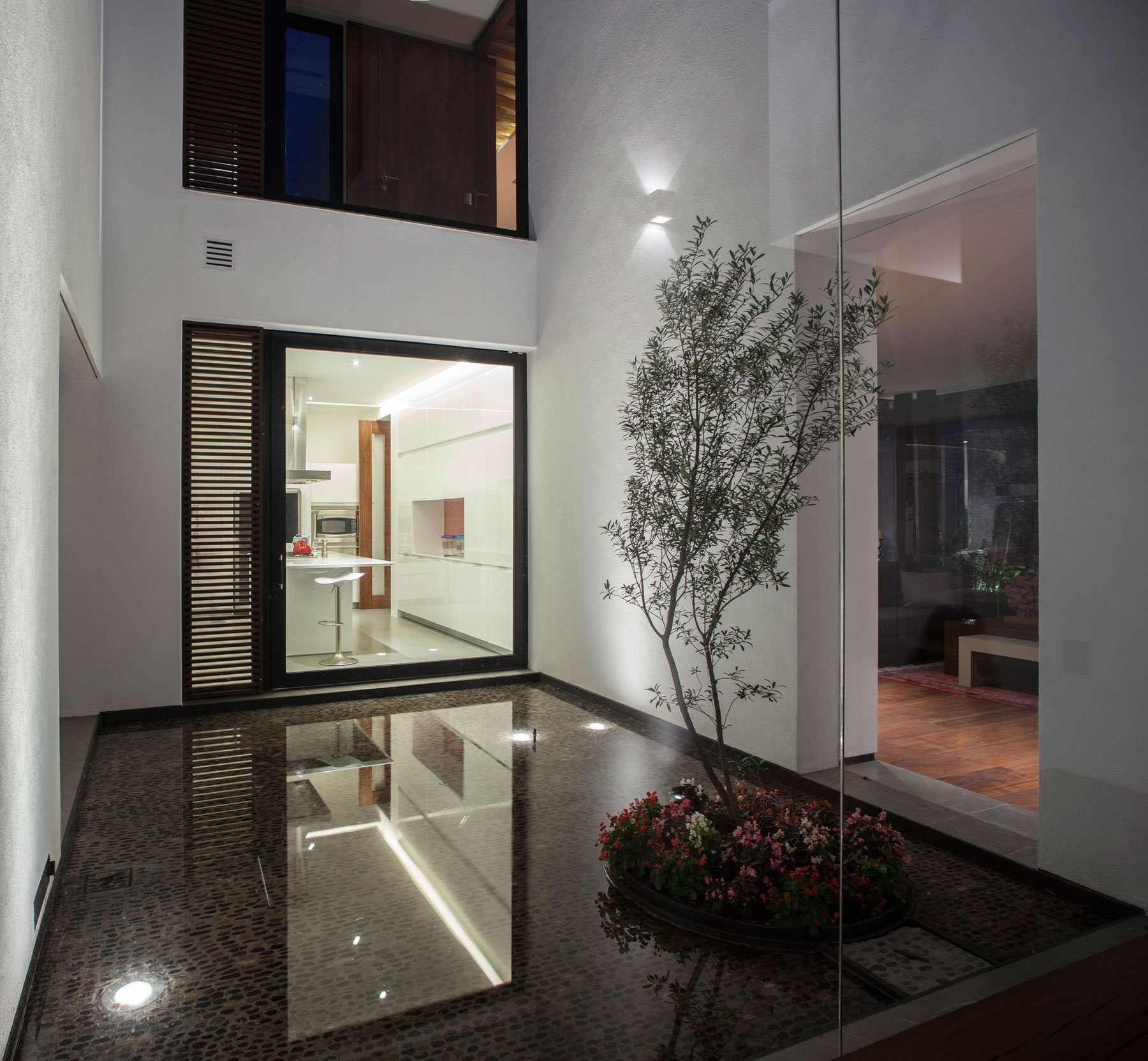 A Spacious Contemporary Home with Elegant Interiors in Zapopan by Almazán Arquitectos Asociados (14)