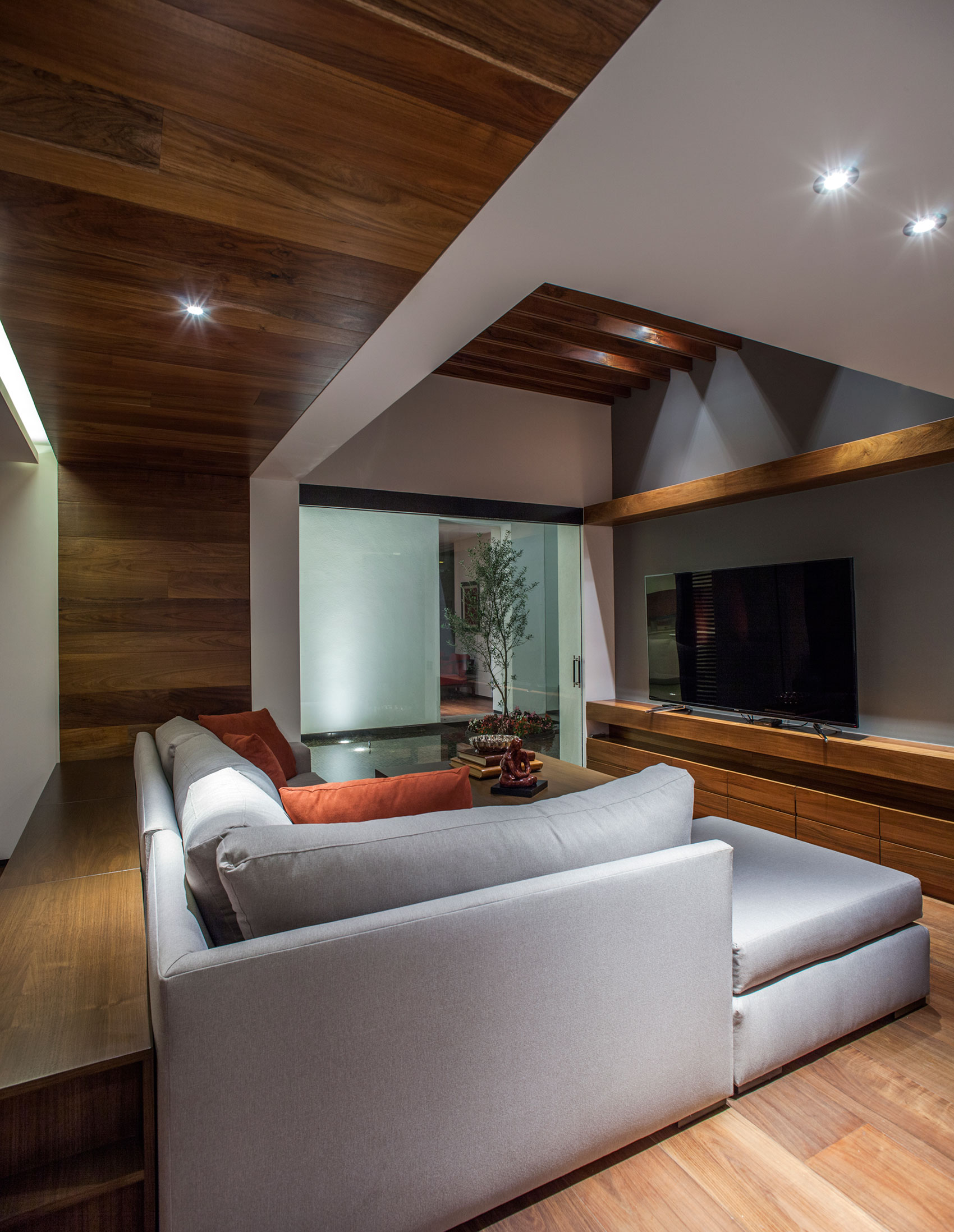 A Spacious Contemporary Home with Elegant Interiors in Zapopan by Almazán Arquitectos Asociados (17)