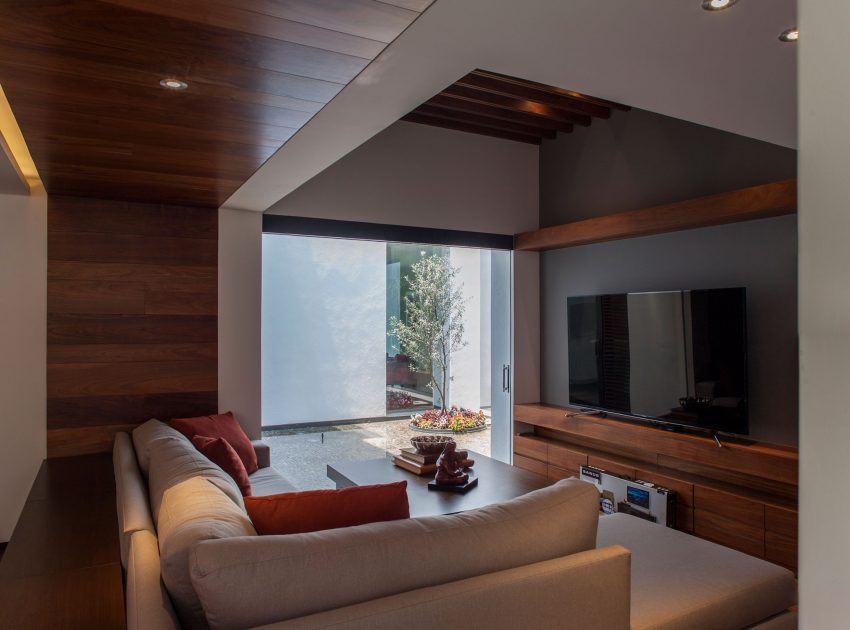 A Spacious Contemporary Home with Elegant Interiors in Zapopan by Almazán Arquitectos Asociados (18)